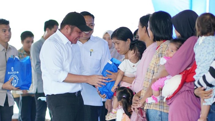 Herman Deru saat memberikan bantuan kepada masyarakat Ogan Ilir. Herman Deru saat memberikan bantuan kepada masyarakat Ogan Ilir.