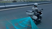 Sistem radarnya diklaim mampu mendeteksi hingga 20 objek di sekitar motor dengan radius 150 derajat dan jarak 100 meter, lalu menyalakan lampu peringatan di kaca spion jika ada kendaraan mendekat dari sisi pengendara. Ini persis fitur blind spot detection yang ada di mobil-mobil keluaran terbaru. Foto: Dok. Honda