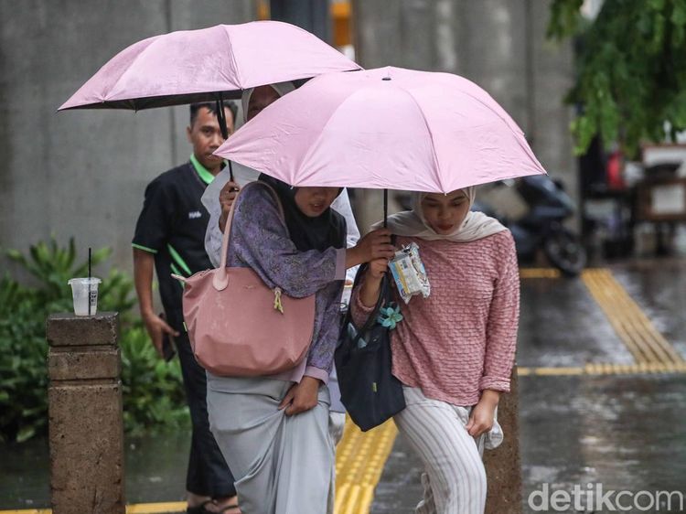 Hujan Dicemari Mikroplastik, Warga Jakarta Diimbau Pakai Masker
