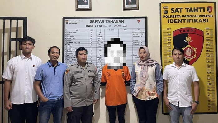 Ibu setrika anak Ibu setrika anak saat diamankan polisi
