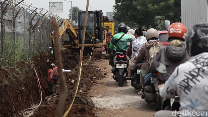 Ini Biang Kerok Jalanan Macet di Pondok Cabe Lalin di Jalan Pondok Cabe Raya, Tangsel, terpantau macet pada hari Kamis (30/10/2025). Kemacetan disebabkan proyek galian saluran air di pinggir jalan.