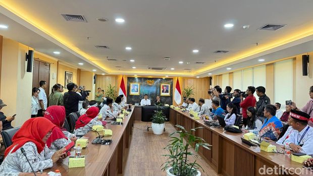 Istana menerima guru madrasah yang demo di Istana Wamensesneg Juri Ardiantoro bersama perwakilan pejabat dari Kementerian Agama menerima sejumlah guru madrasah di gedung Sekretariat Negara, Jakarta. (Eva/detikcom)