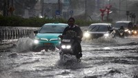 Lokasi genangan berada di cekungan jalan.