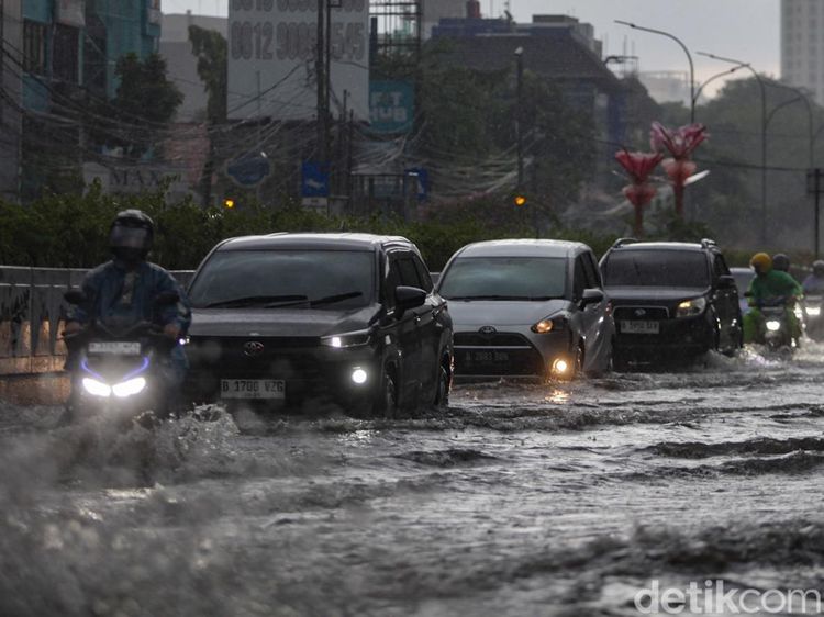 Jalan Arteri Pondok Indah Tergenang, Warga Sampai Dorong Motor