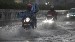 Jalan Arteri Pondok Indah Tergenang, Warga Sampai Dorong Motor