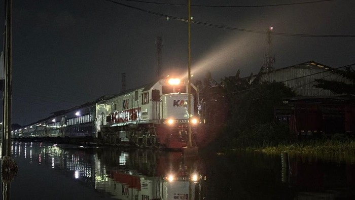 Jalur KA Semarang Dibuka Lagi, Laju Kereta Dibatasi 5 Km/Jam PT Kereta Api Indonesia (Persero) atau KAI memohon maaf atas ketidaknyamanan yang terjadi akibat cuaca ekstrem di wilayah Daerah Operasi 4 Semarang, yang menyebabkan luapan air di kilometer 2+3 hingga 3+0 pada jalur hulu dan hilir antara Stasiun Alastua-Semarang Tawang.