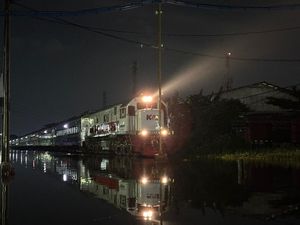 Banjir Rendam Rel Semarang Mulai Surut, Laju KA Masih Dibatasi