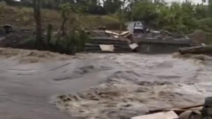 Jembatan di Pinrang hanyut terbawa banjir.
