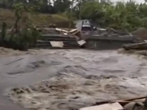 Jembatan di Rajang Pinrang Hanyut Terbawa Banjir, Siswa Batal ke Sekolah