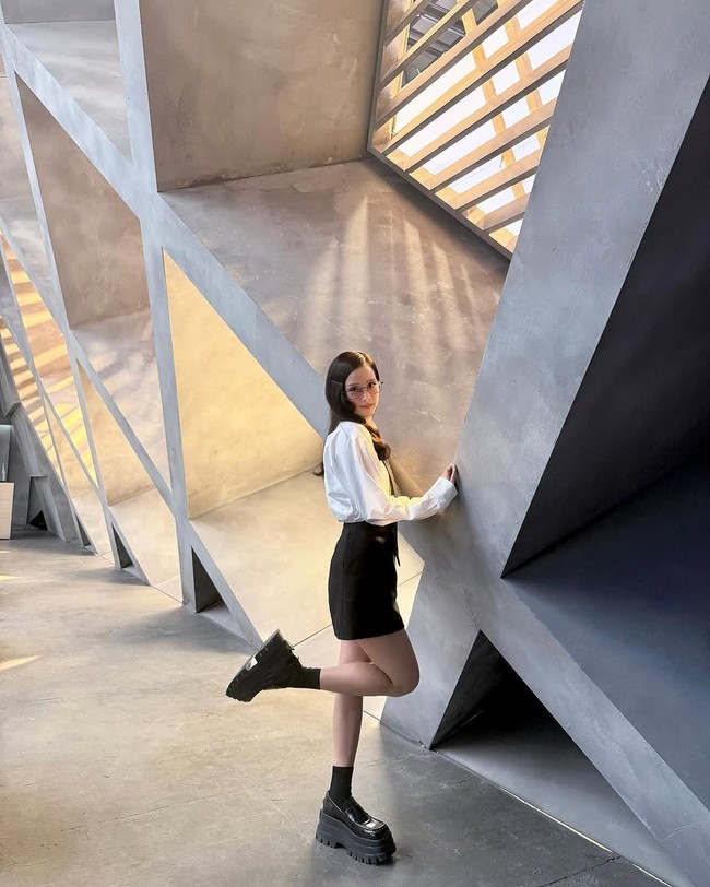 Gaya Jisoo BLACKPINK syuting video klip earthquake.