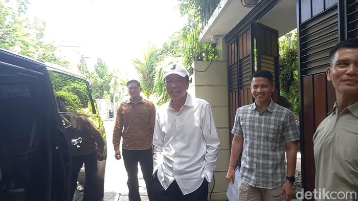 Jokowi memakai topi berinisial J saat keluar rumah, Kamis (30/10/2025) Jokowi memakai topi berinisial J saat keluar rumah, Kamis (30/10/2025).
