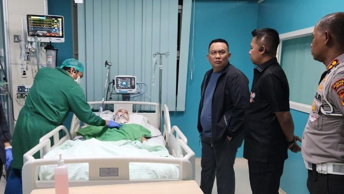 Kabid Propam Polda Sumut Kombes Julihan Muntaha saat menjenguk korban. (dok. Polda Sumut)