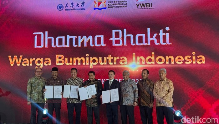 Kadin Indonesia Komite Tiongkok (KIKT) dan Yayasan Warga Bumiputra Indonesia meneken MoU dengan Universitas Tianjin China. (Yogi Ernes/detikcom) Kadin Indonesia Komite Tiongkok (KIKT) dan Yayasan Warga Bumiputra Indonesia meneken MoU dengan Universitas Tianjin China. (Yogi Ernes/detikcom)