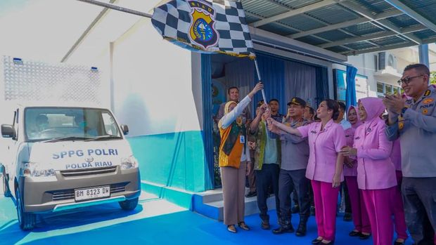 Kapolda Riau Irjen Pol Herry Heryawan meresmikan Dapur SPPG Polda Riau 2 di Jalan WR Supratman, Kota Pekanbaru, Kamis (30/10/2025).