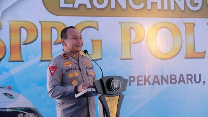 Kapolda Riau Irjen Pol Herry Heryawan meresmikan Dapur SPPG Riau 2 di Kota Pekanbaru, Kamis (30/10/2025).