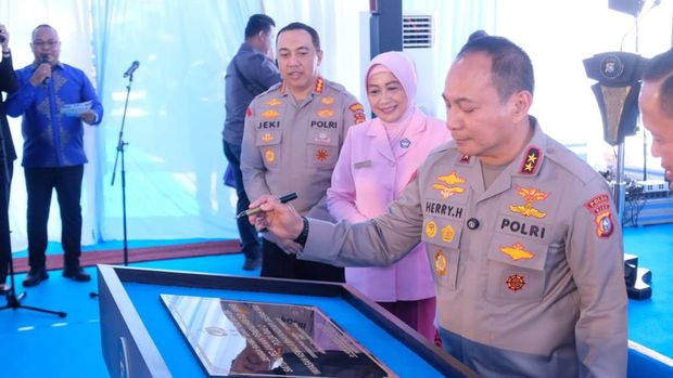 Kapolda Riau Irjen Pol Herry Heryawan meresmikan Dapur SPPG Riau 2 di Kota Pekanbaru, Kamis (30/10/2025).
