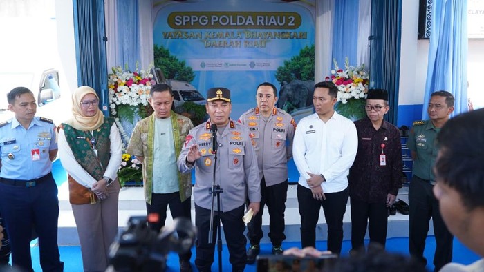 Kapolda Riau Irjen Pol Herry Heryawan meresmikan SPPG Polda Riau Tahap 2 di Kota Pekanbaru, Kamis (30/10/2025).