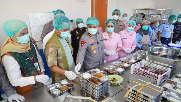 Kapolda Riau Irjen Pol Herry Heryawan meresmikan SPPG Polda Riau Tahap 2 di Kota Pekanbaru, Kamis (30/10/2025).