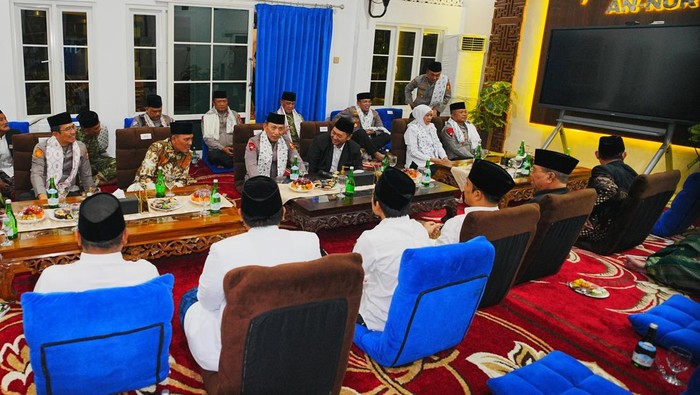 Kapolri Jenderal Listyo Sigit Prabowo melakukan silaturahmi ke Pondok Pesantren An-Nur II Al-Murtadlo Bululawang, Malang, Jawa Timur. Kapolri Jenderal Listyo Sigit Prabowo melakukan silaturahmi ke Pondok Pesantren An-Nur II Al-Murtadlo Bululawang, Malang, Jawa Timur.