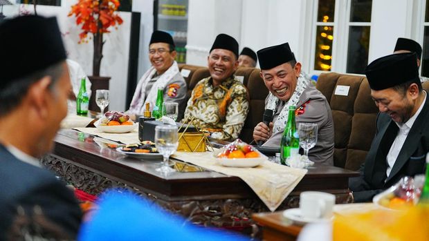 Kapolri Jenderal Listyo Sigit Prabowo melakukan silaturahmi ke Pondok Pesantren An-Nur II Al-Murtadlo Bululawang, Malang, Jawa Timur. Kapolri Jenderal Listyo Sigit Prabowo melakukan silaturahmi ke Pondok Pesantren An-Nur II Al-Murtadlo Bululawang, Malang, Jawa Timur.