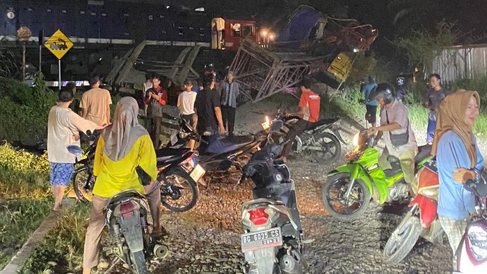 Kecelakaan Truk yang mengangkut crine tertabrak Kereta Api di Prabumulih