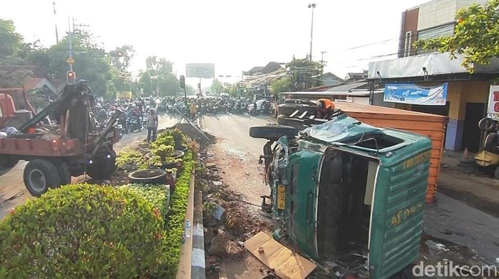 Kecelakaan truk terguling jalur pantura di Pasuruan. Kecelakaan truk terguling jalur pantura di Pasuruan.