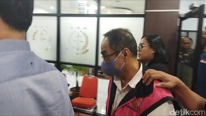 Kejaksaan Negeri (Kejari) Serang kembali menetapkan satu tersangka baru dalam kasus dugaan tindak pidana korupsi, di Badan Usaha Milik Daerah (BUMD) (Aris/detikcom). Kejaksaan Negeri (Kejari) Serang kembali menetapkan satu tersangka baru dalam kasus dugaan tindak pidana korupsi, di Badan Usaha Milik Daerah (BUMD) (Aris/detikcom).