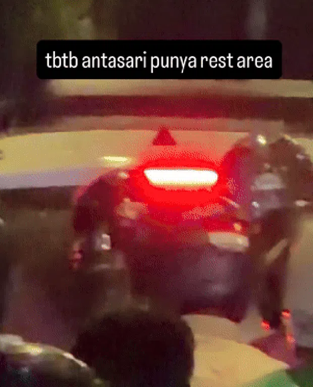 Kemacetan terjadi di banyak ruas jalan di Jakarta akibat genangan usai hujan deras. Seorang pemotor menempuh 2,5 jam dari Senayan menuju Pasar Minggu, Jaksel. (dok Pribadi/IG @syahrulkrnwn) Kemacetan terjadi di banyak ruas jalan di Jakarta akibat genangan usai hujan deras. Seorang pemotor menempuh 2,5 jam dari Senayan menuju Pasar Minggu, Jaksel. (dok Pribadi/IG @syahrulkrnwn)