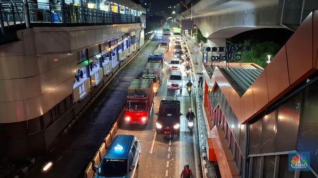Kemacetan terjadi di Stasiun LRT Pancoran Bank BJB Jl. Gatot Subroto menuju arah Kuningan, Jakarta, Kamis (30/10/2025). (CNBC Indonesia/Demis Rizky)