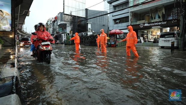 Kendaraan melewati banjir di lampu merah Fatmawati, Jakarta, Kamis (30/10/2025). Kendaraan melewati banjir di lampu merah Fatmawati, Jakarta, Kamis (30/10/2025). (CNBC Indonesia/Tri Susilo)