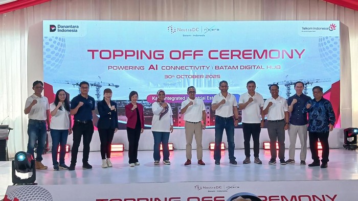 Keterangan Foto: -Foto bersama usai Topping Off Ceremony Pusat Data Telkom di Batam.(Alamudin Hamapu/detikSumut) Keterangan Foto: -Foto bersama usai Topping Off Ceremony Pusat Data Telkom di Batam.(Alamudin Hamapu/detikSumut)