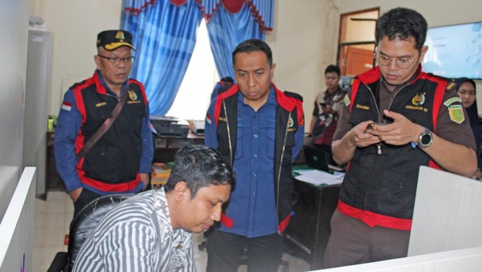 Keterangan foto: Tim Penyidik Tindak Pidana Khusus Kejati Sumut menggeledah Kantor Disdikbud dan BPKPD Tebing Tinggi (Dok. Kejati Sumut) Keterangan foto: Tim Penyidik Tindak Pidana Khusus Kejati Sumut menggeledah Kantor Disdikbud dan BPKPD Tebing Tinggi (Dok. Kejati Sumut)