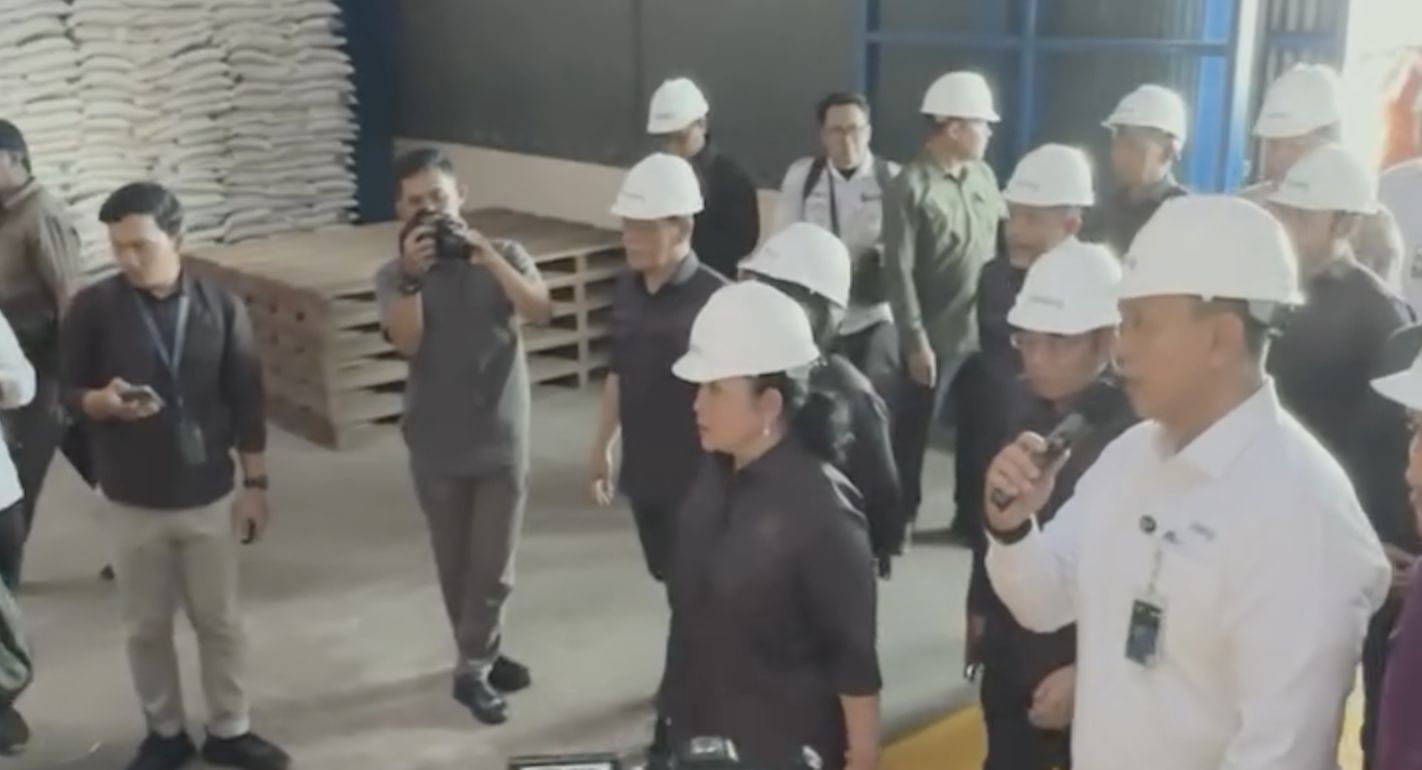 Ketua Komisi IV DPR RI, Siti Hediati Hariyadi atau dikenal dengan Titiek Soeharto meninjau Gudang Bulog Batubulan Gianyar. Melihat ketersediaan stok dan kwalitas beras yg ada digudang. Ketua Komisi IV DPR RI, Siti Hediati Hariyadi atau dikenal dengan Titiek Soeharto meninjau Gudang Bulog Batubulan Gianyar. Melihat ketersediaan stok dan kwalitas beras yg ada digudang. (Instagram/titieksoeharto)