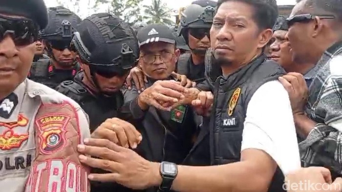 Ketua PN Kendari Rustam nyaris diamuk warga saat melakukan giat konstatering hingga terpaksa harus dievakuasi pakai barracuda.