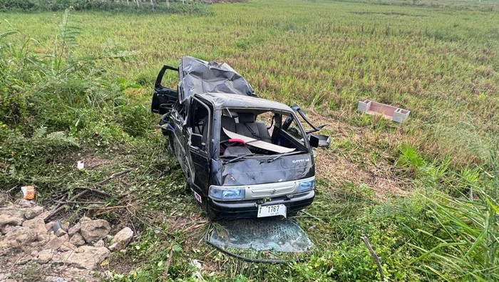 Kondisi angkot di Kabupaten Toba yang ditabrak truk mengalami ringsek. (dok. Polres Toba) Kondisi angkot di Kabupaten Toba yang ditabrak truk mengalami ringsek. (dok. Polres Toba)