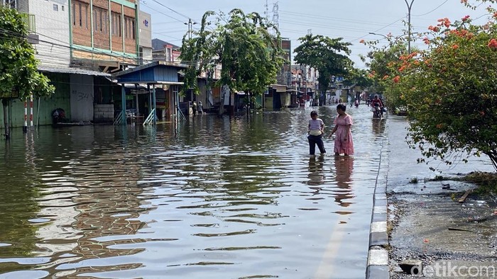 Kondisi banjir di Jalan Kaligawe, Kecamatan Gayamsari, Kota Semarang, Kamis (30/10/2025). Kondisi banjir di Jalan Kaligawe, Kecamatan Gayamsari, Kota Semarang, Kamis (30/10/2025).