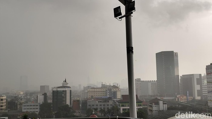 Kondisi hujan disertai angin mulai mengguyur di Jakarta Selatan pada Kamis (30/10/2025) sore. (Azhar Bagas/detikcom)