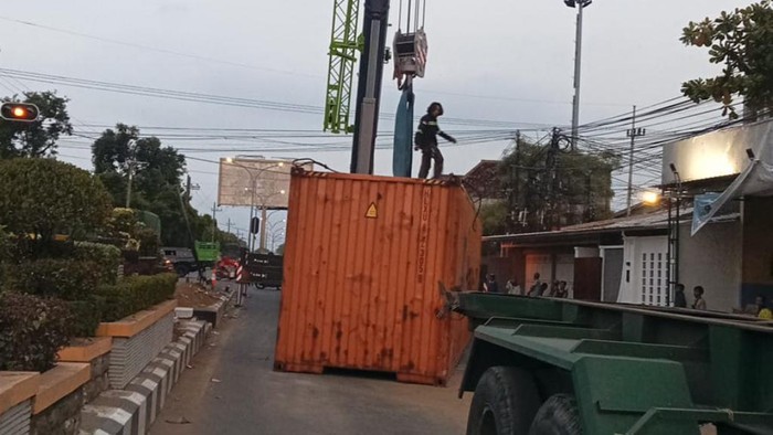 Kontainer truk yang melintang menghalangi Jalur Pantura Probolinggo-Surabaya di Kota Pasuruan telah dievakuasi. Kontainer truk yang melintang menghalangi Jalur Pantura Probolinggo-Surabaya di Kota Pasuruan telah dievakuasi.