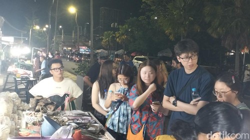 Sejumlah wisatawan memilih menu di pusat kuliner seafood Kampung Ujung Labuan Bajo Manggarai Barat, NTT, Rabu (29/10/2025) malam.