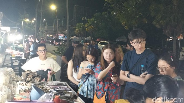 Kuliner Kampung Ujung Sejumlah wisatawan memilih menu di pusat kuliner seafood Kampung Ujung Labuan Bajo Manggarai Barat, NTT, Rabu (29/10/2025) malam.