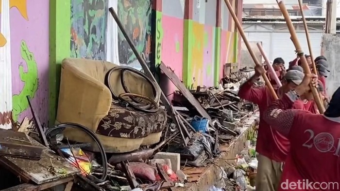 Kursi yang dibuang di sungai hingga merusak rumah pompa dan mechanical screen atau penyaring sampah di sungai. Kursi yang dibuang di sungai hingga merusak rumah pompa dan mechanical screen atau penyaring sampah di sungai.