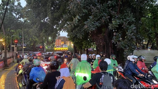 Lalin Jalan Kemang Raya Jaksel Macet Parah Usai Banjir Kemacetan parah terjadi di Jalan Kemang Raya, Jakarta Selatan, usai sempat banjir, Kamis (30/10/2025) sore. (Devi/detikcom)