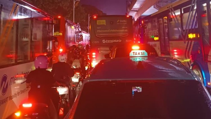 Lalu lintas di sekitar Blok M, Jakarta Selatan, macet parah. Pengendara bahkan ada yang melawan arus. (Dok istimewa). Lalu lintas di sekitar Blok M, Jakarta Selatan, macet parah. Pengendara bahkan ada yang melawan arus. (Dok istimewa).