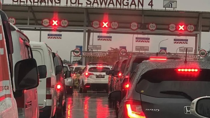 Lampu Pintu Tol Sawangan Mati Akibat Tersambar Petir, Lalin Sempat Tersendat