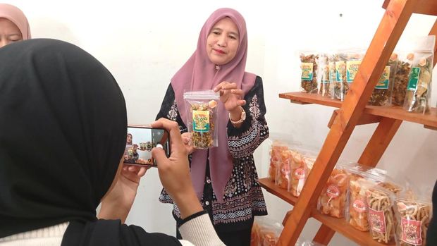 Lilis, salah satu pelaku UMKM di Desa Pulau Semambu Lilis, salah satu pelaku UMKM di Desa Pulau Semambu