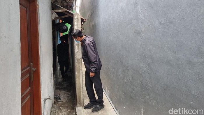 Lingkungan rumah warga yang terjadi konflik antartetangga berujung penembokan jalan.