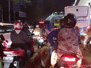 Jalan Gatot Subroto Semanggi Arah Pancoran Macet Parah Malam Ini