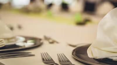 makan di restoran makan di restoran