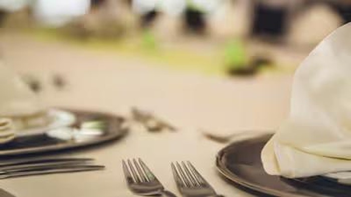 makan di restoran makan di restoran