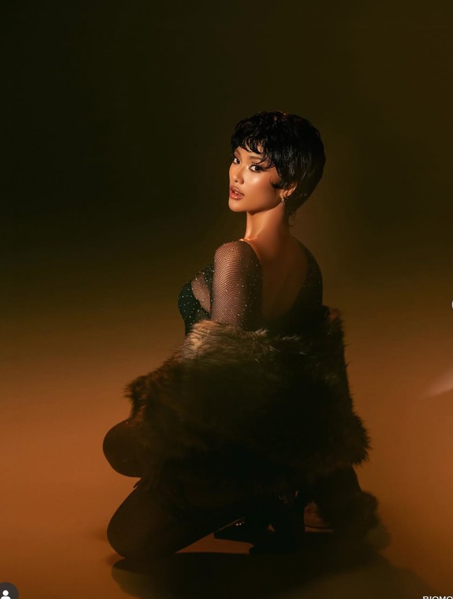 Di sesi pemotretan terbaru, Marion Jola tampil beda dengan rambut pendek model pixie cut yang memberi kesan edgy sekaligus klasik. Potongan tersebut membuat penampilan Marion terlihat fresh dan bold. Foto: Instagram/@riomotret